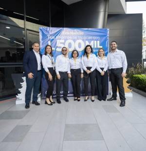 Banco CUSCATLAN lanza su promoción <b>“¡En esta Navidad tus ahorros se triplican!”</b>, que premiará a 10 ganadores con un total de <b>L.500,000 en premios</b>. Del 20 de noviembre de 2024 al 26 de enero de 2025, los clientes podrán participar acumulando boletos electrónicos al abrir cuentas, incrementar sus ahorros o realizar depósitos específicos. Cada boleto aumenta las posibilidades de ganar, incentivando el hábito del ahorro en todo el país. Para más información, visita sus agencias, página web o redes sociales. <b>¡Ahorra, participa y gana grandes premios esta Navidad!</b>