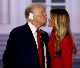 Desde su primer encuentro en una fiesta en Nueva York, Donald y Melania Trump han sido una pareja rodeada de lujo, poder y controversia. A través de más de dos décadas y numerosos desafíos, su relación ha sido un reflejo de ambiciones compartidas y momentos difíciles, especialmente durante los años en la Casa Blanca. Aquí repasamos los hitos de esta fascinante historia de amor.