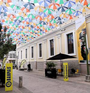 Han regresado las icónicas sombrillas en el Paseo Liquidámbar, en el corazón de Tegucigalpa. Ubicadas justo frente al Museo para la Identidad Nacional y colocadas por el Banco del País, estas coloridas sombrillas son el lugar ideal para capturar tus mejores fotos. Aprovecha esta oportunidad y disfruta de su exhibición, disponible durante todo un año. ¡Ven y redescubre el Centro!