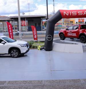 Nissan brilla en la feria Q Black Sales de Grupo Q Honduras, que se lleva a cabo del 20 al 23 de noviembre con ofertas exclusivas en modelos como la Nissan Kicks, Frontier, entre otras. Durante estos días, los clientes podrán aprovechar precios especiales, financiamiento flexible, mantenimientos gratuitos y entrega inmediata. Además, la experiencia incluye pruebas de manejo y asesoría personalizada en todas las sucursales de Grupo Q. No pierdas la oportunidad de estrenar un Nissan con beneficios únicos.