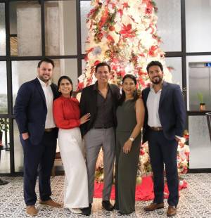 En un ambiente lleno de espíritu navideño, Xplore Rent a Car organizó una cena especial en el Hotel Hyatt de Tegucigalpa y San Pedro Sula para sus empleados. El evento, realizado con el propósito de reconocer la dedicación y compromiso de su equipo, se convirtió en un emotivo espacio de reflexión, celebración y unión.